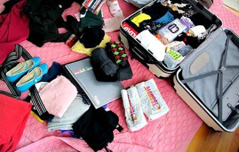 Cate haine isi iau degeaba femeile in bagaje?