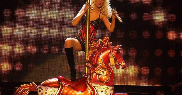 O romanca le imbraca pe Lady Gaga, Britney Spears si Aguilera