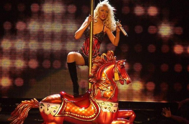 O romanca le imbraca pe Lady Gaga, Britney Spears si Aguilera