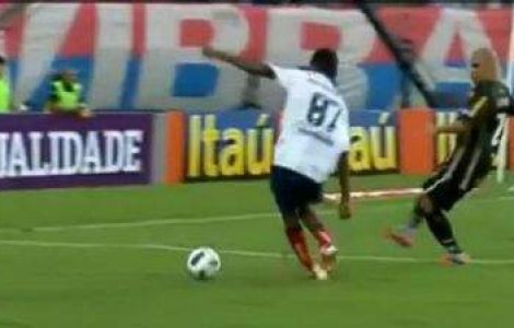  Video  A vrut sa centreze, a dat pe langa minge, si-a rupt piciorul