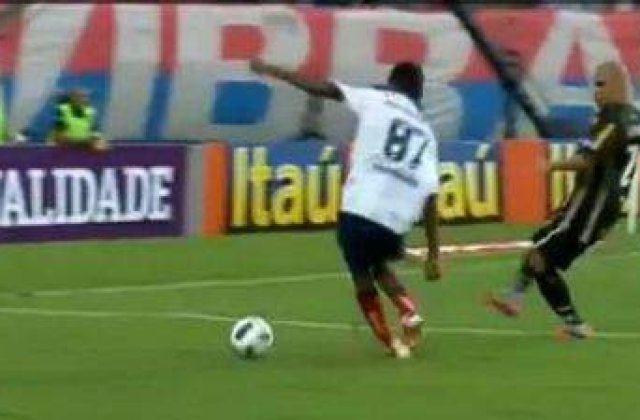 [VIDEO] A vrut sa centreze, a dat pe langa minge, si-a rupt piciorul