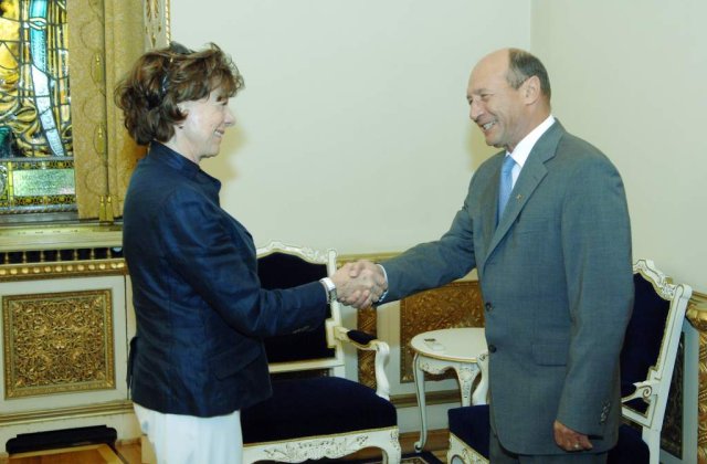 Basescu se autofelicita pentru masurile de austeritate