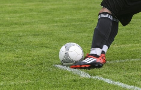 Un fotbalist in varsta de 25 de ani a murit pe teren dupa ce a fost lovit cu mingea in piept