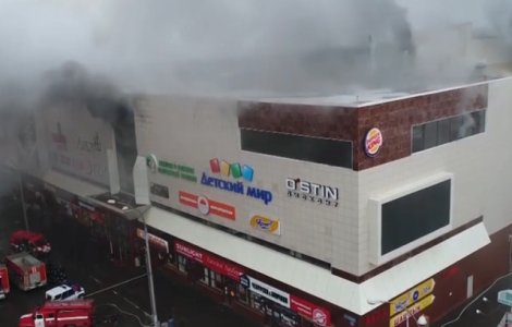 Cel putin 48 de oameni au murit intr-un incendiu, la un mall din Rusia
