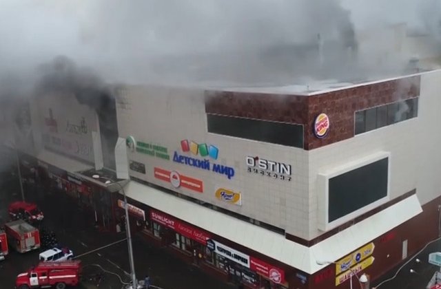 Cel putin 48 de oameni au murit intr-un incendiu, la un mall din Rusia
