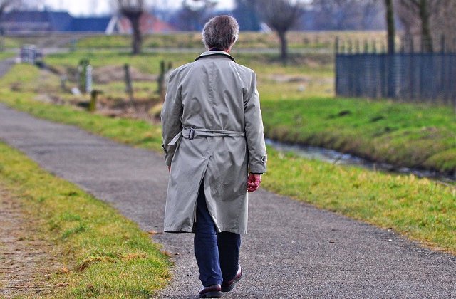 Ritmul de mers pe jos poate trada riscul de dementa