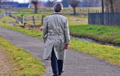 Ritmul de mers pe jos poate trada riscul de dementa