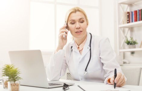 Medicii care fug de stat pot lucra la privat sau pot emigra. Dar exista o alta optiune, mult mai profitabila