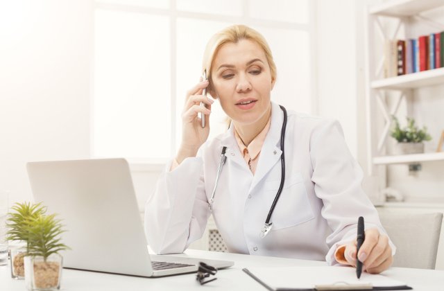 Medicii care fug de stat pot lucra la privat sau pot emigra. Dar exista o alta optiune, mult mai profitabila