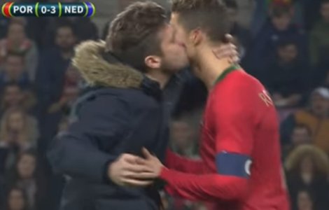 Cristiano Ronaldo, sarutat de un fan, pe teren. Reactia fotbalistului / VIDEO