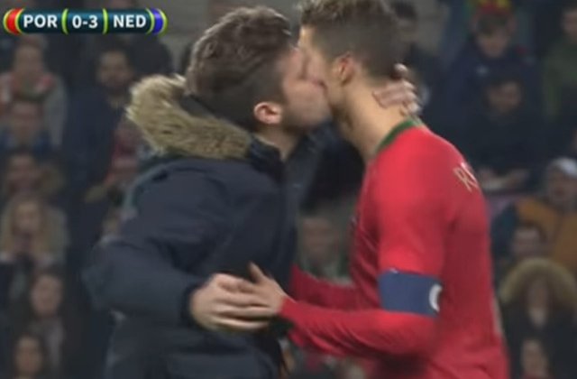 Cristiano Ronaldo, sarutat de un fan, pe teren. Reactia fotbalistului / VIDEO