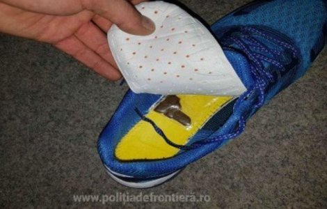 Un moldovean a incercat sa treaca frontiera cu droguri ascunse in pantofi