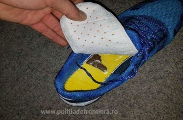 Un moldovean a incercat sa treaca frontiera cu droguri ascunse in pantofi