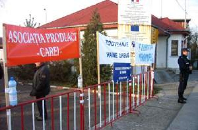 Protestul crescatorilor de vite: 'Copiii nostri beau lapte otravit din vest!'