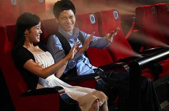 Te-ai plictisit de 3D? Pregateste-te pentru fum, pumni si apa in cinematografele 4D