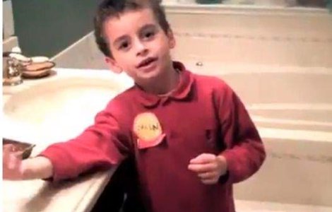  Video  Reactia unui copil in fata unui cuplu de homosexuali