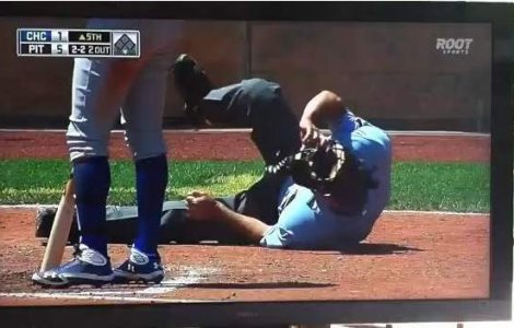 O minge de baseball a facut KO un arbitru