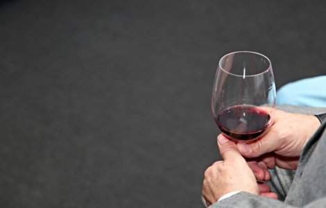 Romania, inundata de vinuri ieftine. Vezi cat vin din import beau romanii