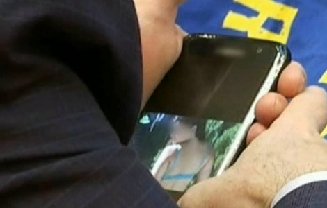 Senator, surprins in timp ce se uita la poze sexy, in timpul unei sedinte din Parlament