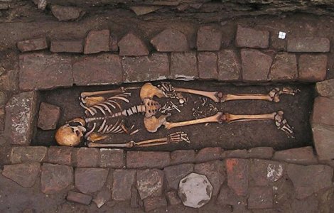 Cum a fost posibil ca o femeie din perioada medievala sa "nasca" in mormant