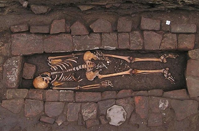 Cum a fost posibil ca o femeie din perioada medievala sa "nasca" in mormant