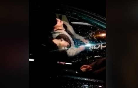 Tineri, suprinsi dormind in timp ce masina se deplasa singura