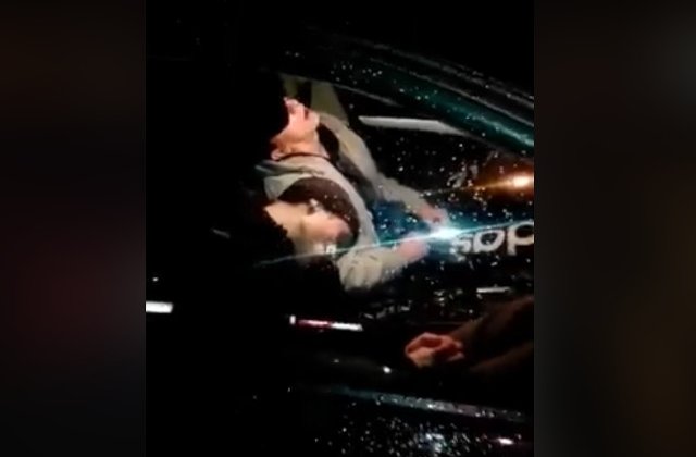 Doi tineri au fost surprinsi dormind, in timp ce masina in care se aflau se deplasa singura pe bulevard