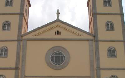 Un clopot din bronz de 500 de...