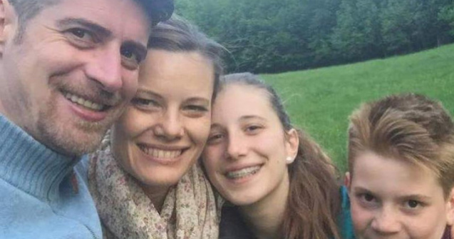 Crima Brasov. Anchetatori: Autopsiile confirma ca victimele au fost injunghiate in somn