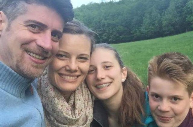 Crima Brasov. Anchetatori: Autopsiile confirma ca victimele au fost injunghiate in somn