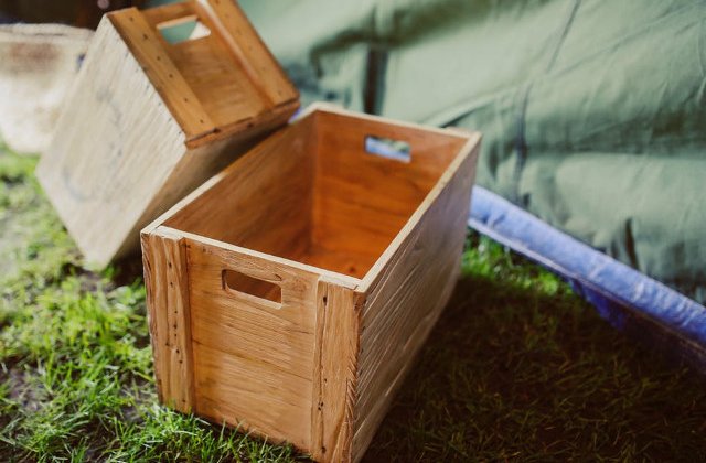 Un hot "s-a impachetat" intr-o lada si si-a rugat un prieten sa il trimita printr-o firma de curierat