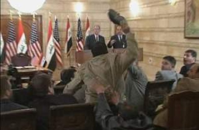 10 milioane de dolari pentru pantofii azvarliti in Bush