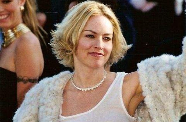 Neglijenta o costa scump pe Sharon Stone