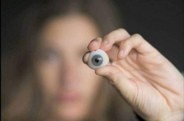 [VIDEO] 15.000 $ ca sa-ti implantezi un ochi de Terminator