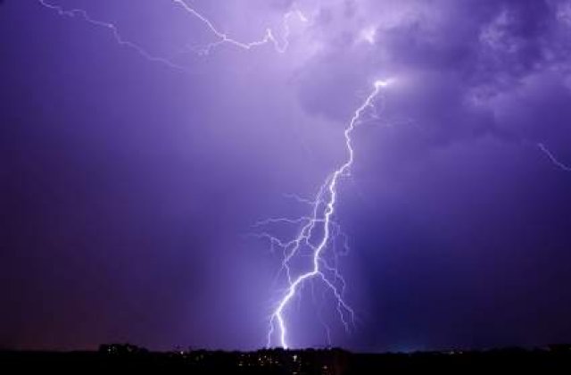 Avertizare meteo pentru toata tara: COD GALBEN DE PLOI SI VIJELII