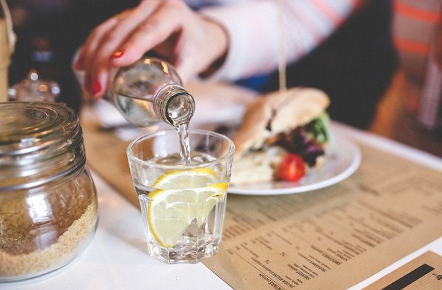 7 semnale pe care organismul le transmite atunci cand are nevoie urgenta de apa