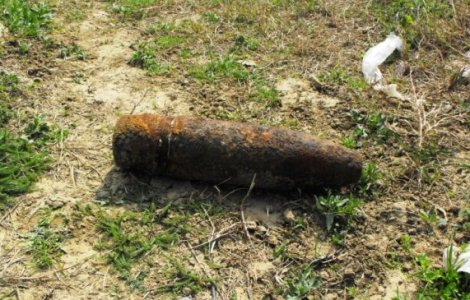 Barbat din Iasi, in stare grava dupa ce a incercat sa sparga un proiectil gasit pe camp