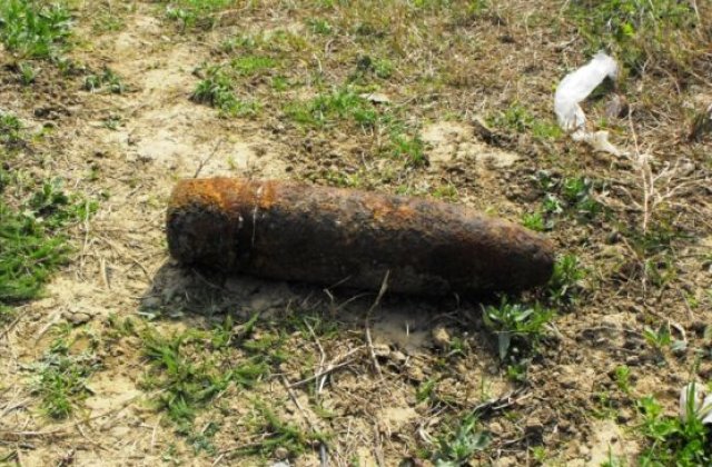 Barbat din Iasi, in stare grava dupa ce a incercat sa sparga un proiectil gasit pe camp