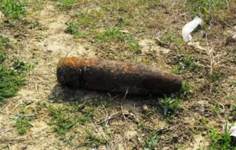 Barbat din Iasi, in stare grava dupa ce a incercat sa sparga un proiectil gasit pe camp