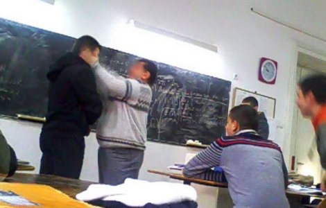 Botosani: Un profesor a fost batut in timpul orei de doi elevi