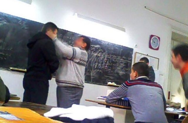 Botosani: Un profesor a fost batut in timpul orei de doi elevi