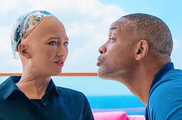 Reactia robotului Sophia la incercarea lui Will Smith de a o cuceri / VIDEO