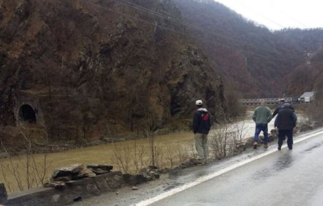 O masina a cazut in Olt. Fetita de 13 ani, scoasa in stare grava din apa, parintii au murit / VIDEO