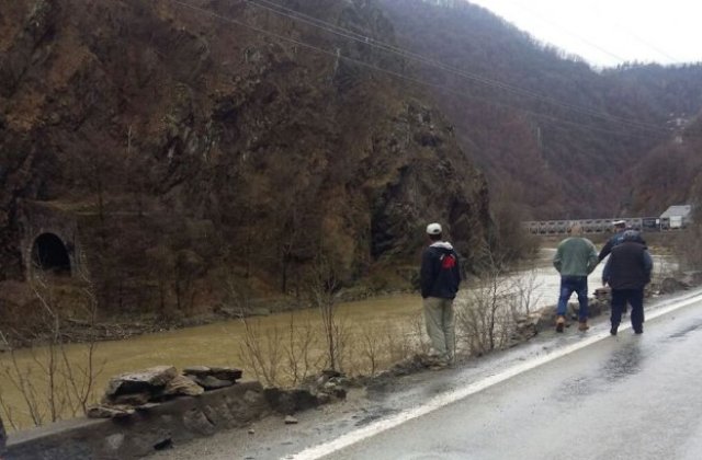 O masina a cazut in Olt. Fetita de 13 ani, scoasa in stare grava din apa, parintii au murit / VIDEO
