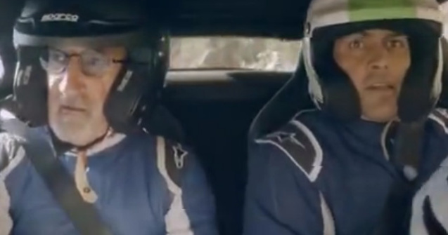 Prezentatorii Top Gear, Chris Harris si Eddie Jordan, au ramas blocati intr-o masina in flacari/ VIDEO