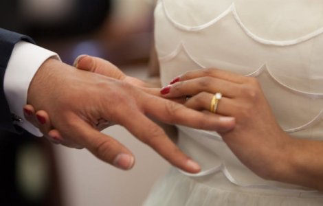 Un cuplu contesta anularea mariajului dupa ce sotul si-a schimbat sexul