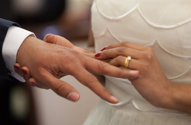 Un cuplu contesta anularea mariajului dupa ce sotul si-a schimbat sexul