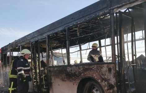 Satu Mare: Un autobuz plin cu pasageri a luat foc in mers