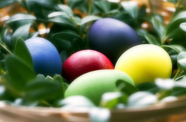 Renunta la chimicale. 9 metode naturale pentru a vopsi ouale de Paste