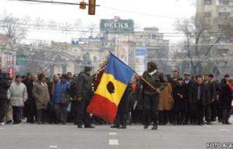 VIDEO: Iliescu, atacat cu monede si huiduit la comemorarea eroilor Revolutiei